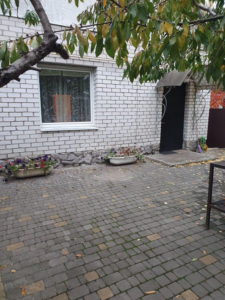Здається пів будинку Основа