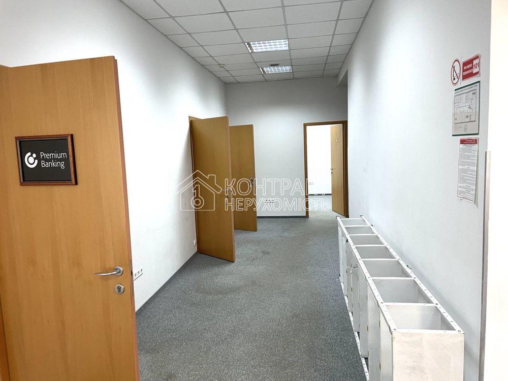 Здам фасадне приміщення 230м Центр метро Наукова