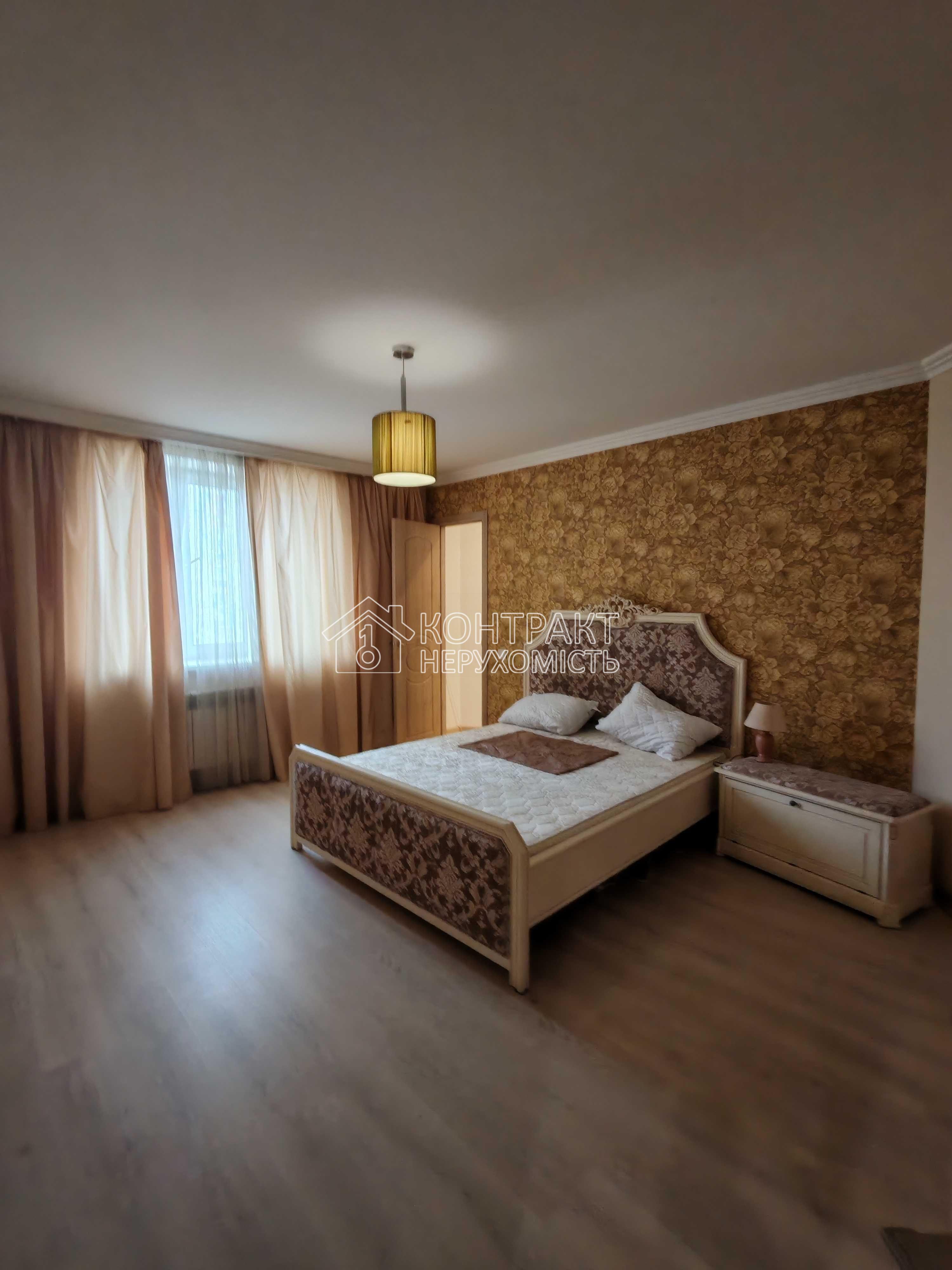 Продаж квартири з великою кухнею-вітальнею та гардеробом у центрі