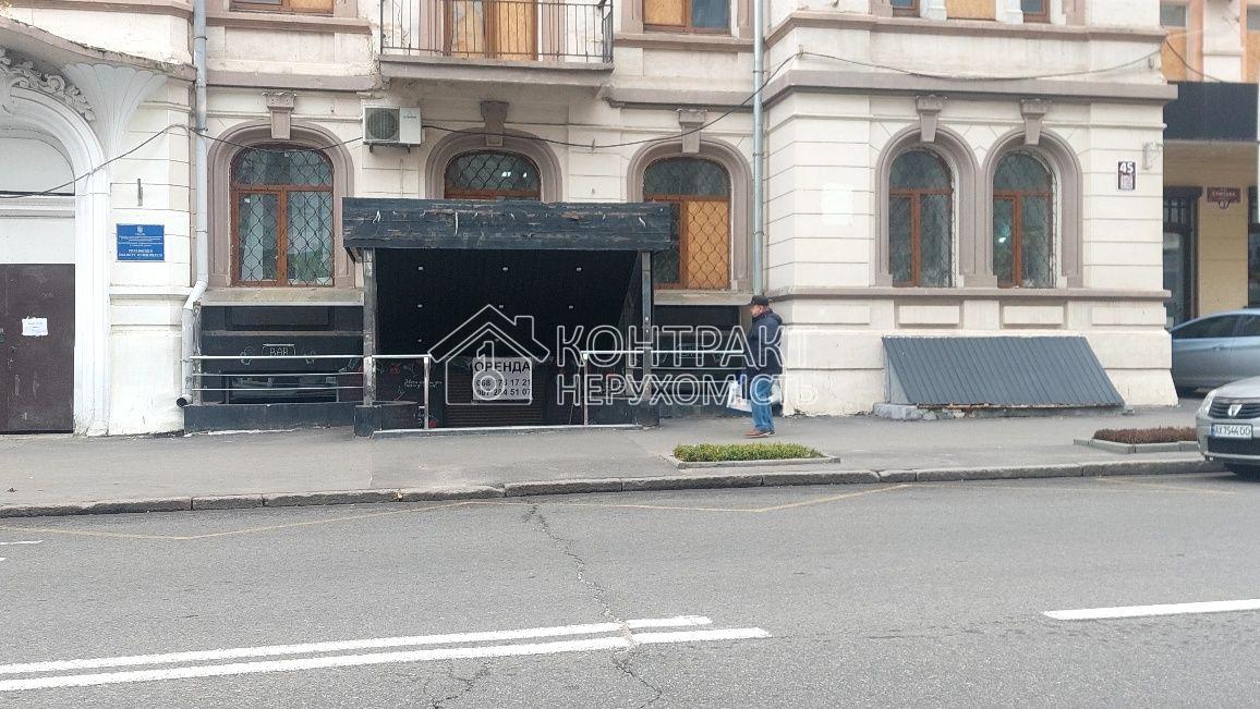 Оренда фасадного приміщення 180 м² у центрі