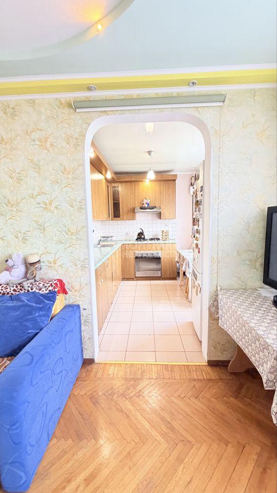 Продам 3 к. Квартиру Нескорених 32 з капітальним ремонтом, середній поверх, поряд метро Салтівська.