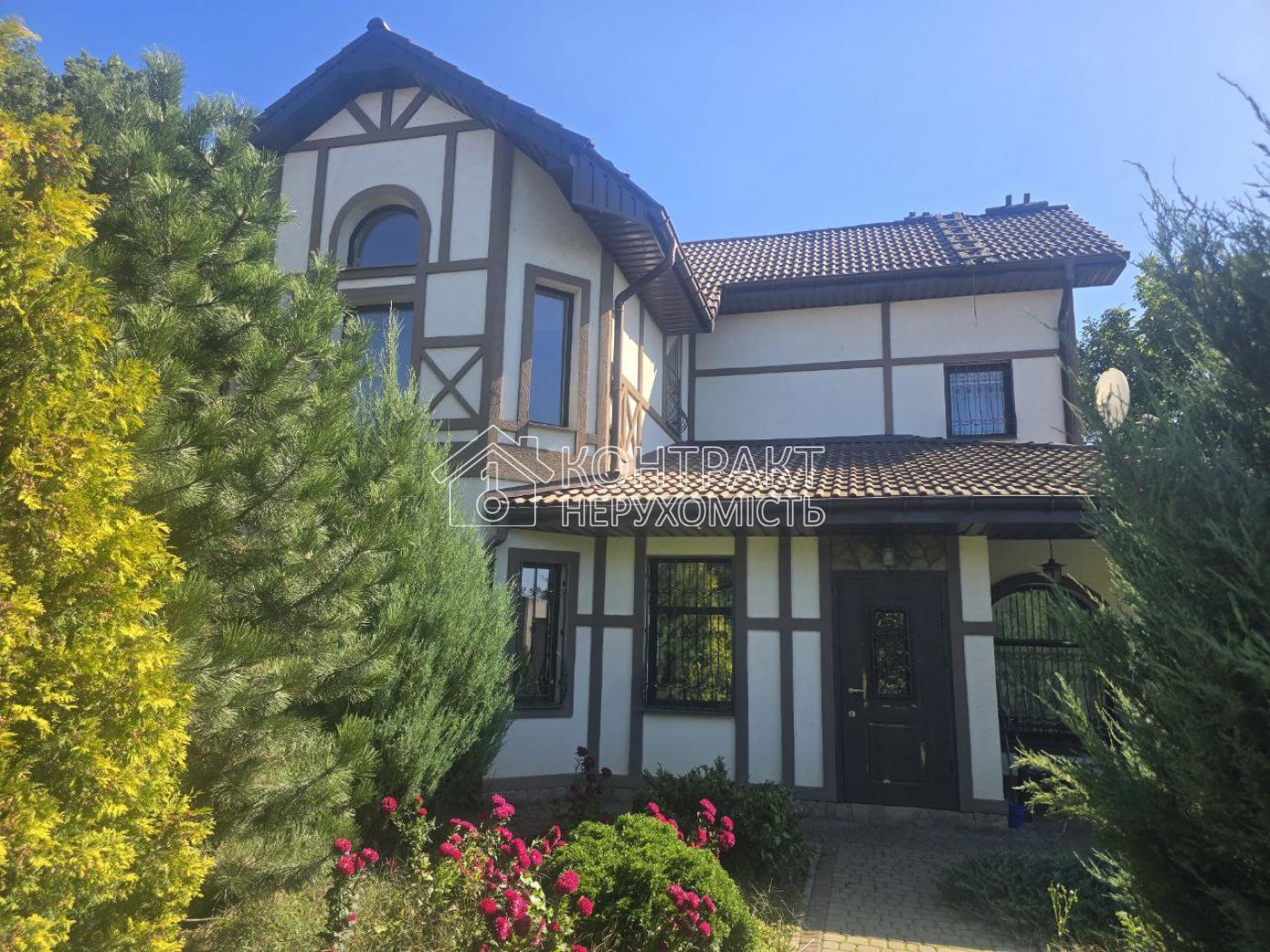 продаж двух елітних будинків на одному участку