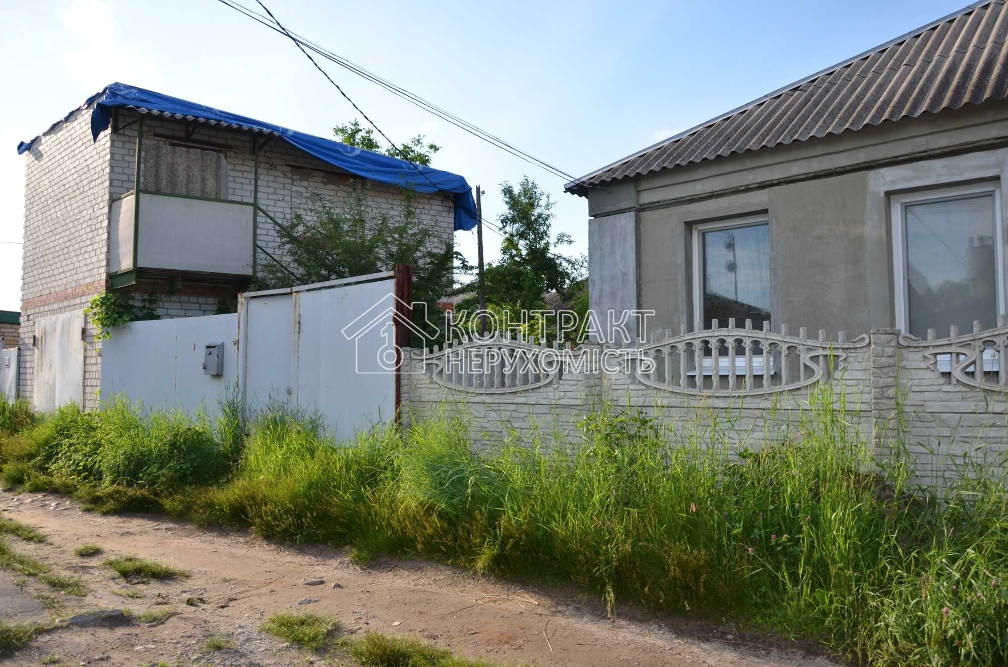 Продам будинок 3 кімнати з капітальним 2-х поверховим гаражем. Район заводу Шевченка.