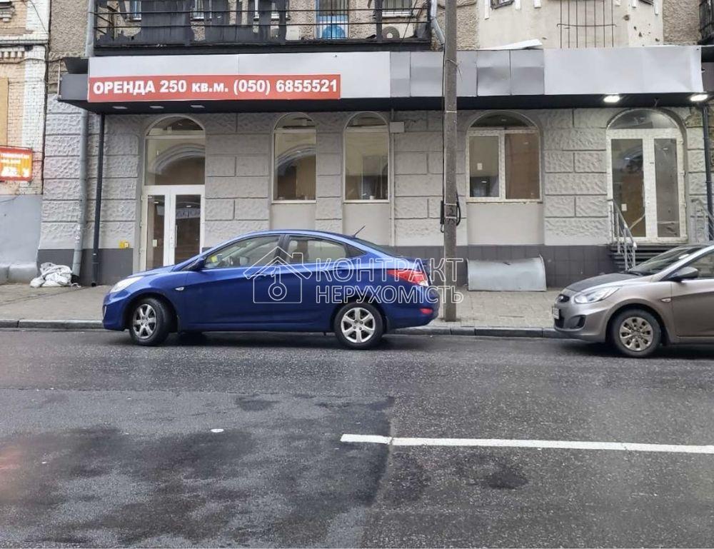 Здається фасадне приміщення 250 м кв. Центр