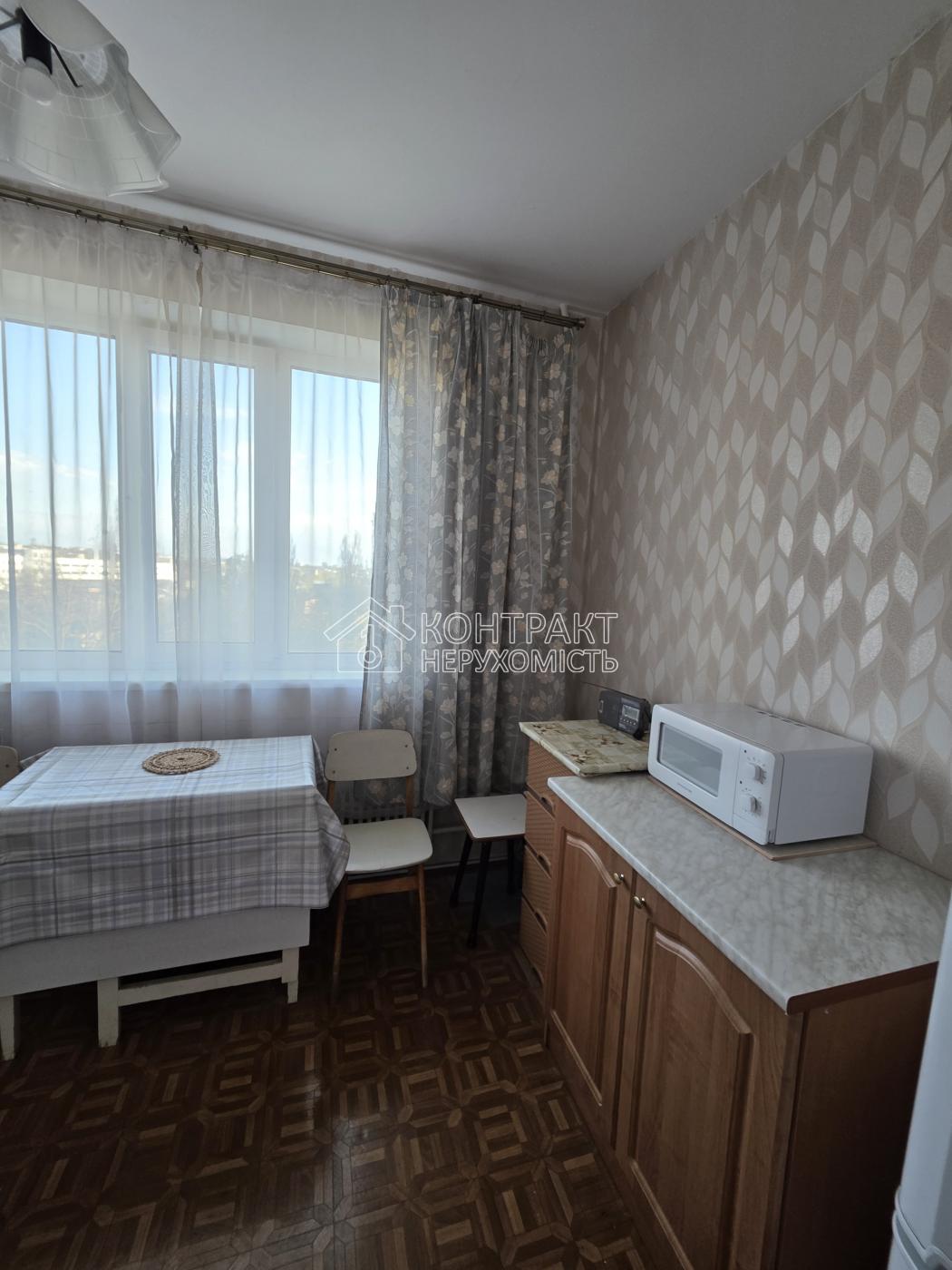 продам 2 кім квартиру Кінний ринок, 2 балкони.