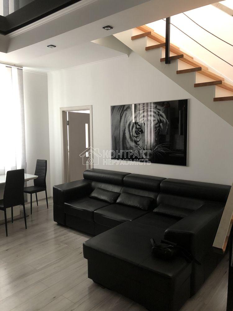 Продам 4 к двоповерхову квартиру Центр Дмитрівська