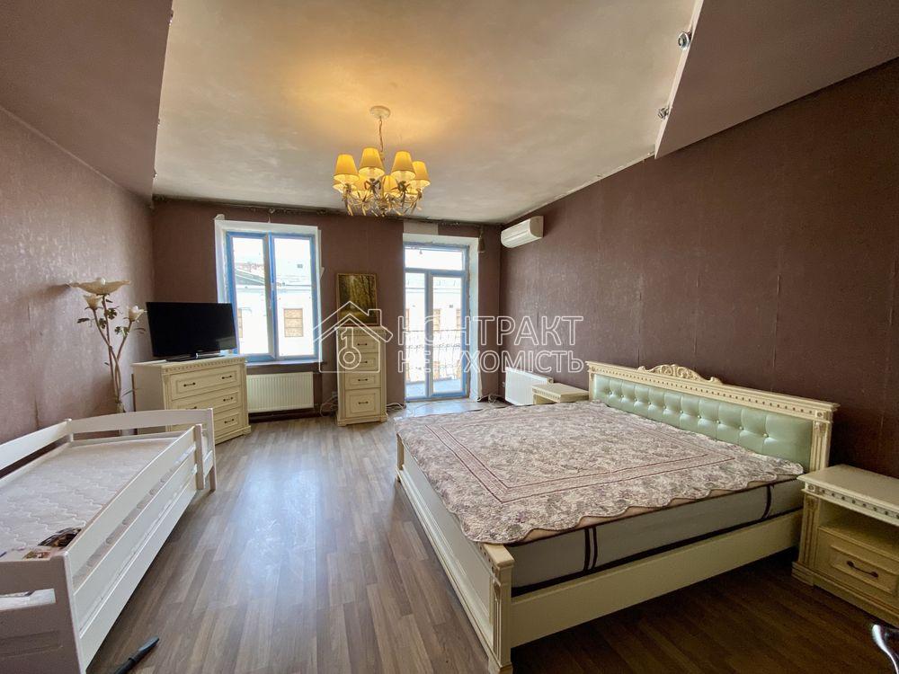 Продаж великої 2-кімнатної квартири в самому Центрі!