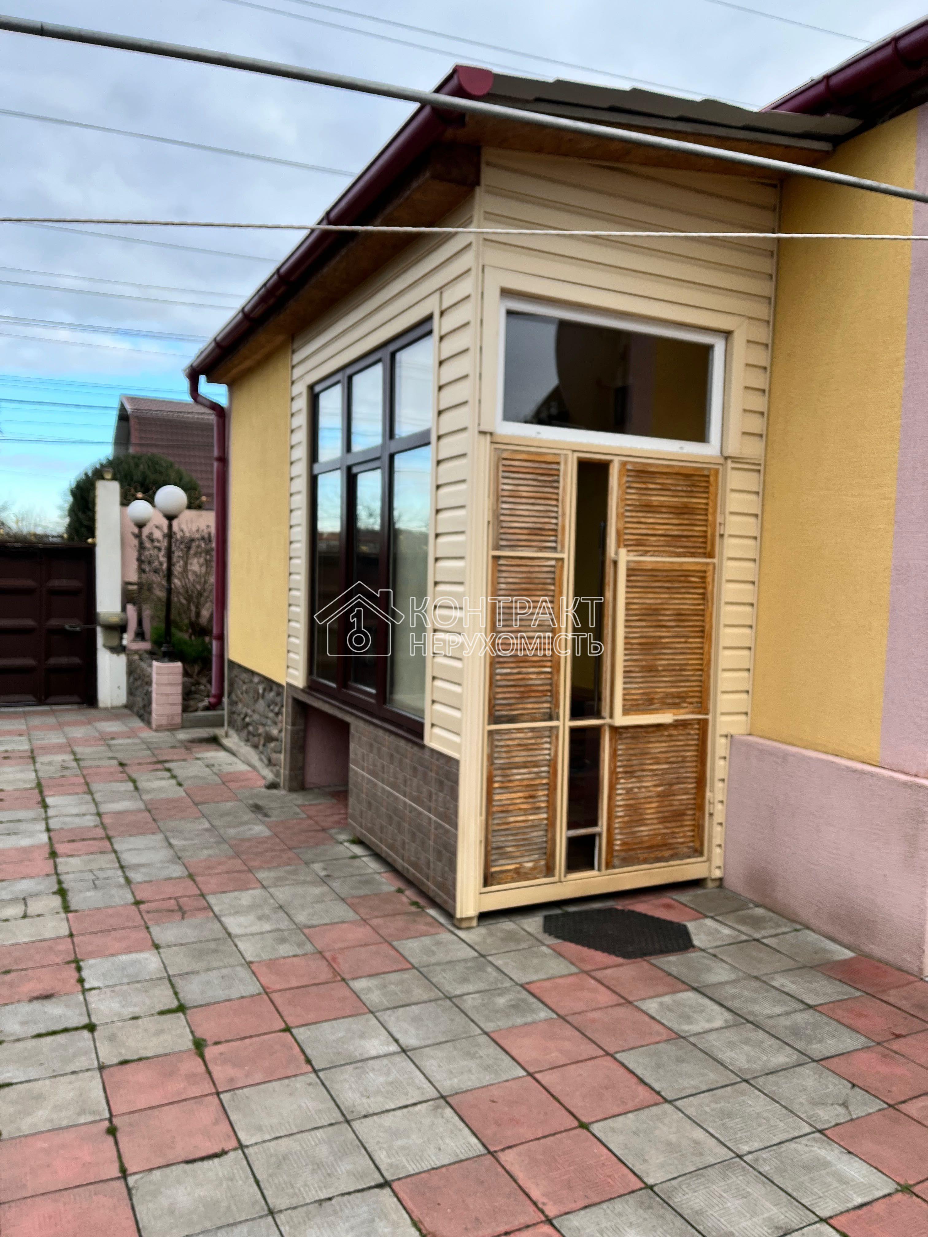 Продаю свій будинок недалеко від центра міста.