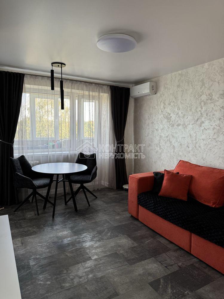 Продається простора 2к квартира, вул.Роганська
