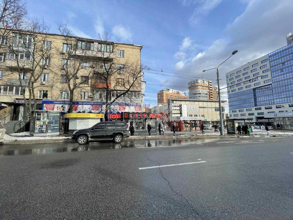 Здається приміщення 5 кімнат метро БотСад