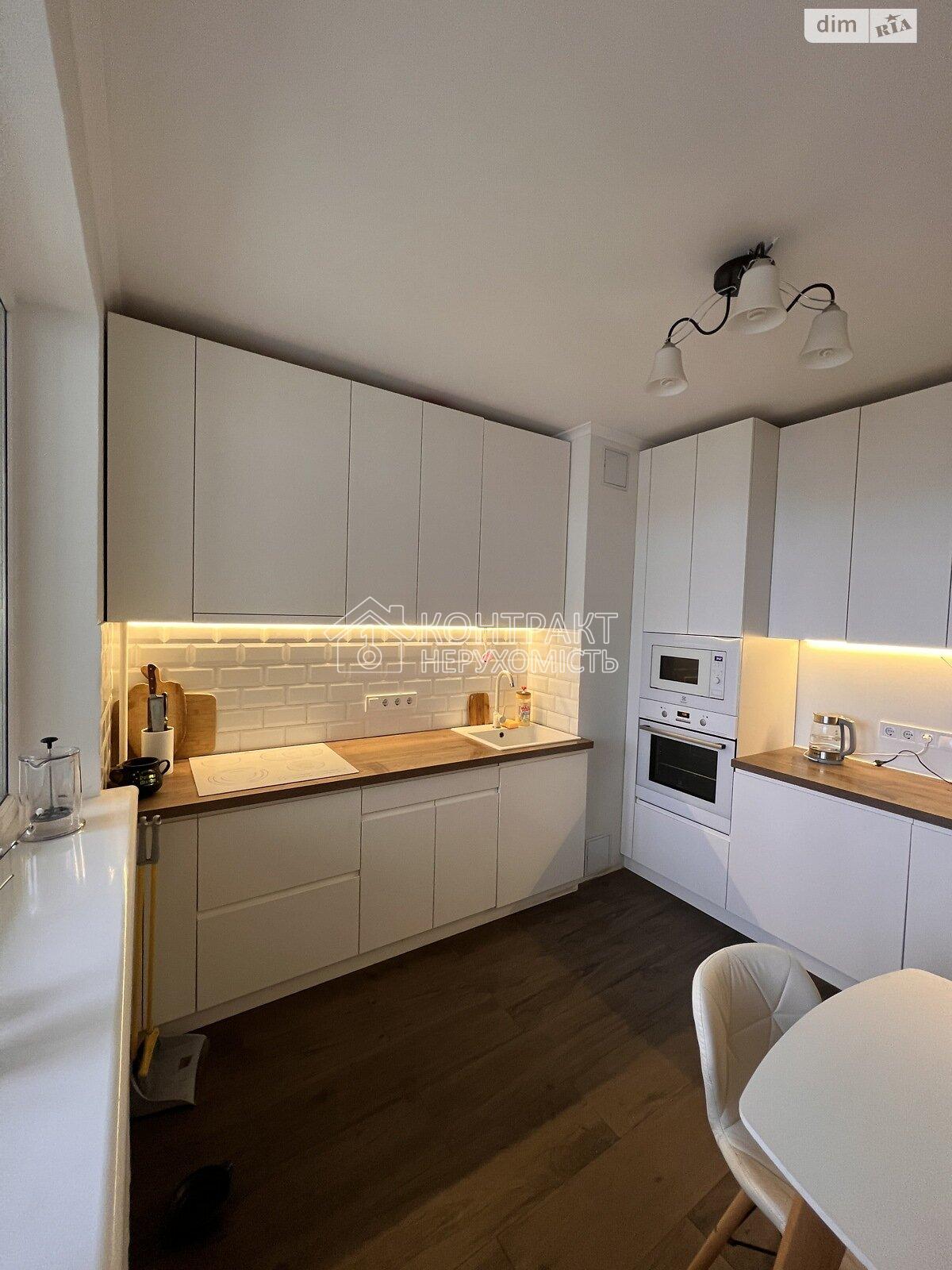 Продаж 4к кв ул. Энвера Ахсарова 15А