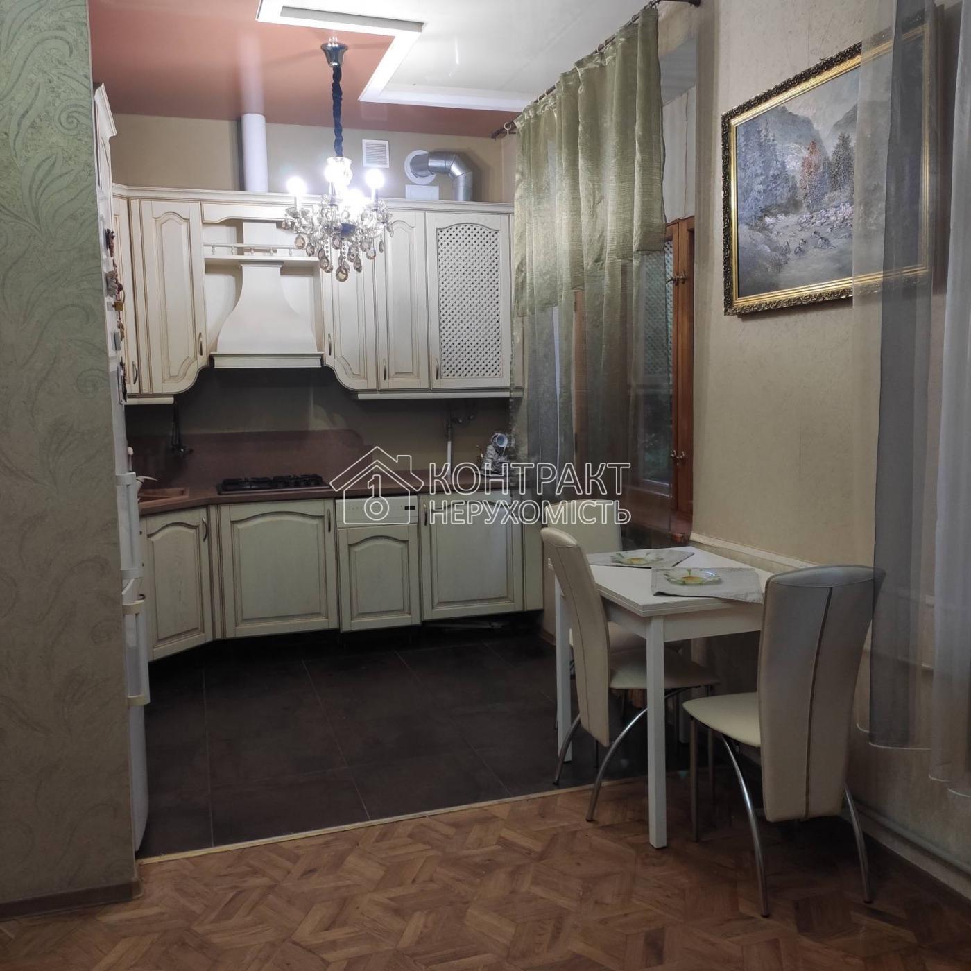 Здам в оренду велику 3-кім кв в центрі
