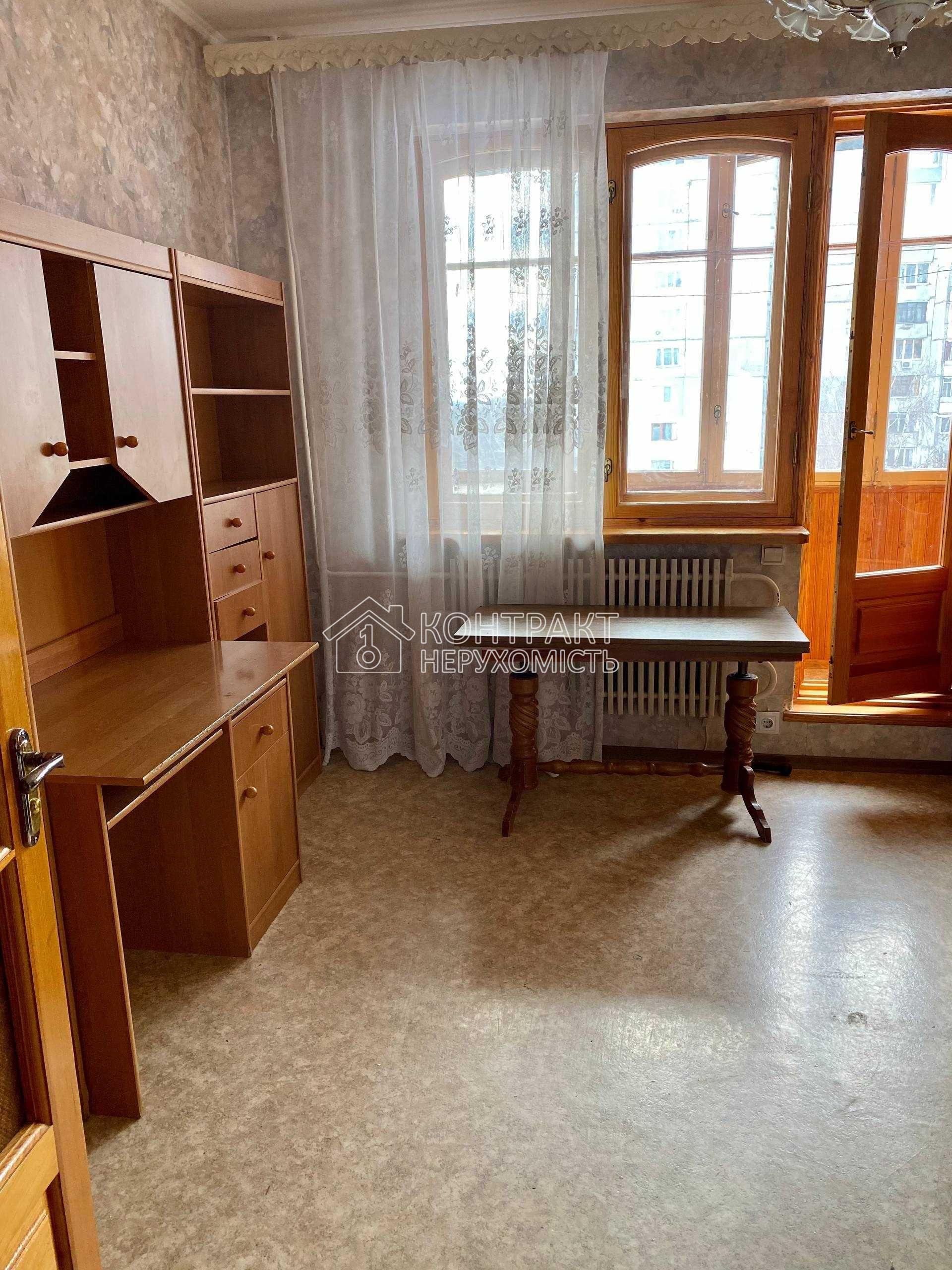 Здається простора 4-кімнатна квартира біля метро Масельського