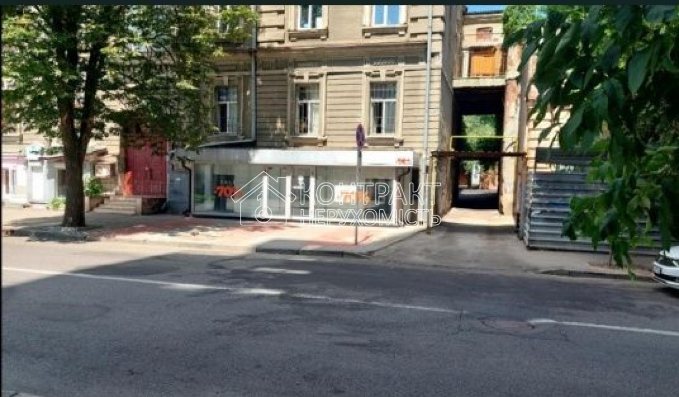 Оренда фасадного приміщення 140 м² у центрі міста