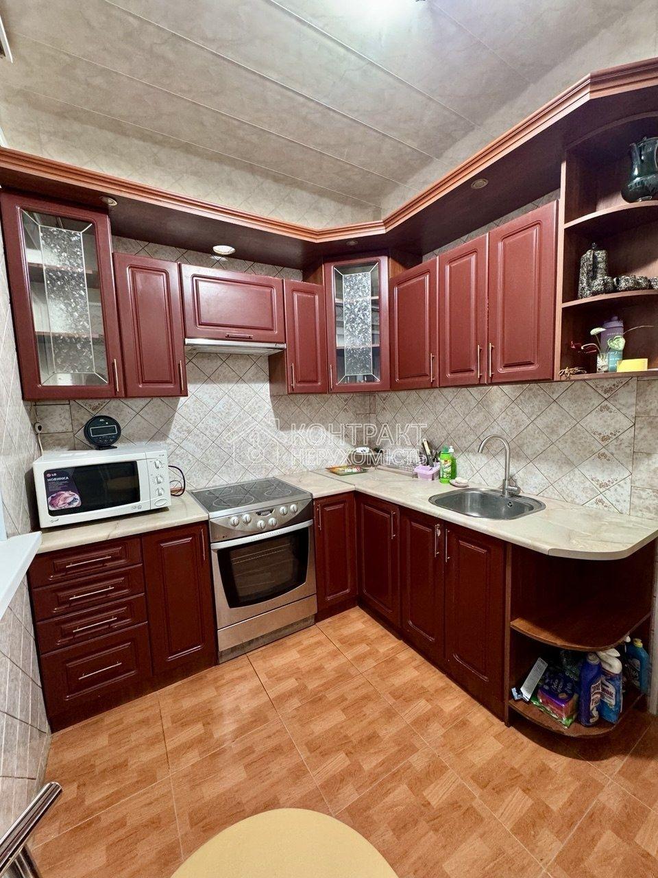 Здається 3-кімнатна квартира на 601 мікрорайоні.