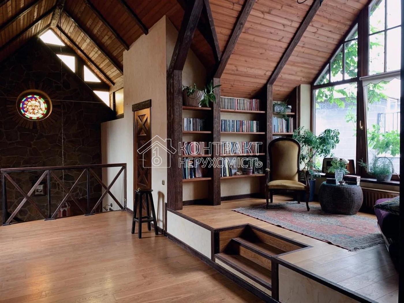 Продається велика дворівнева квартира-будинок у Центрі | Площа Поезії