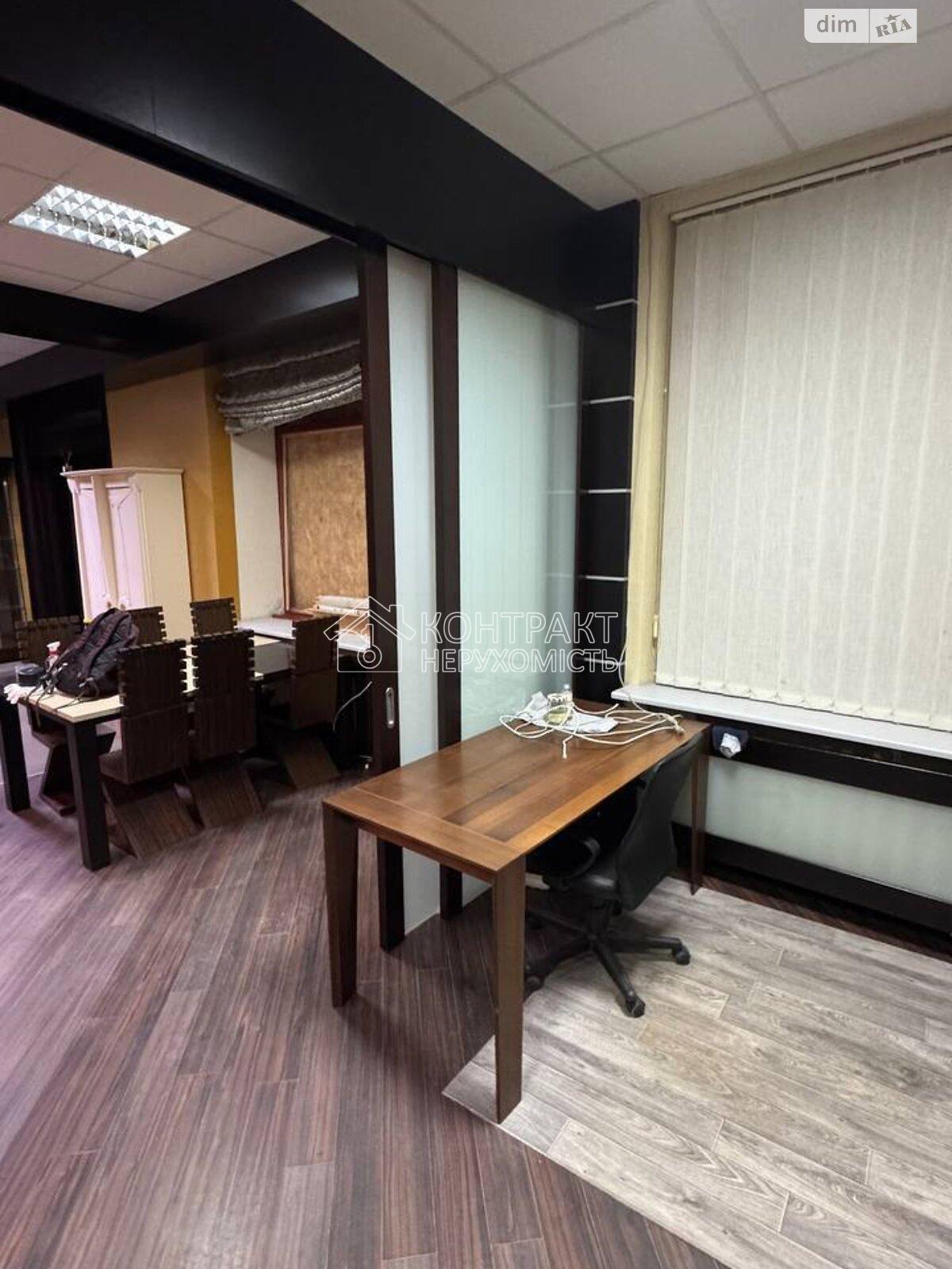 Продаж офісного приміщення 262 кв. на 1-му поверсі на 1-й пров. Лісопарківський 1, п'ятиповерхова будівля