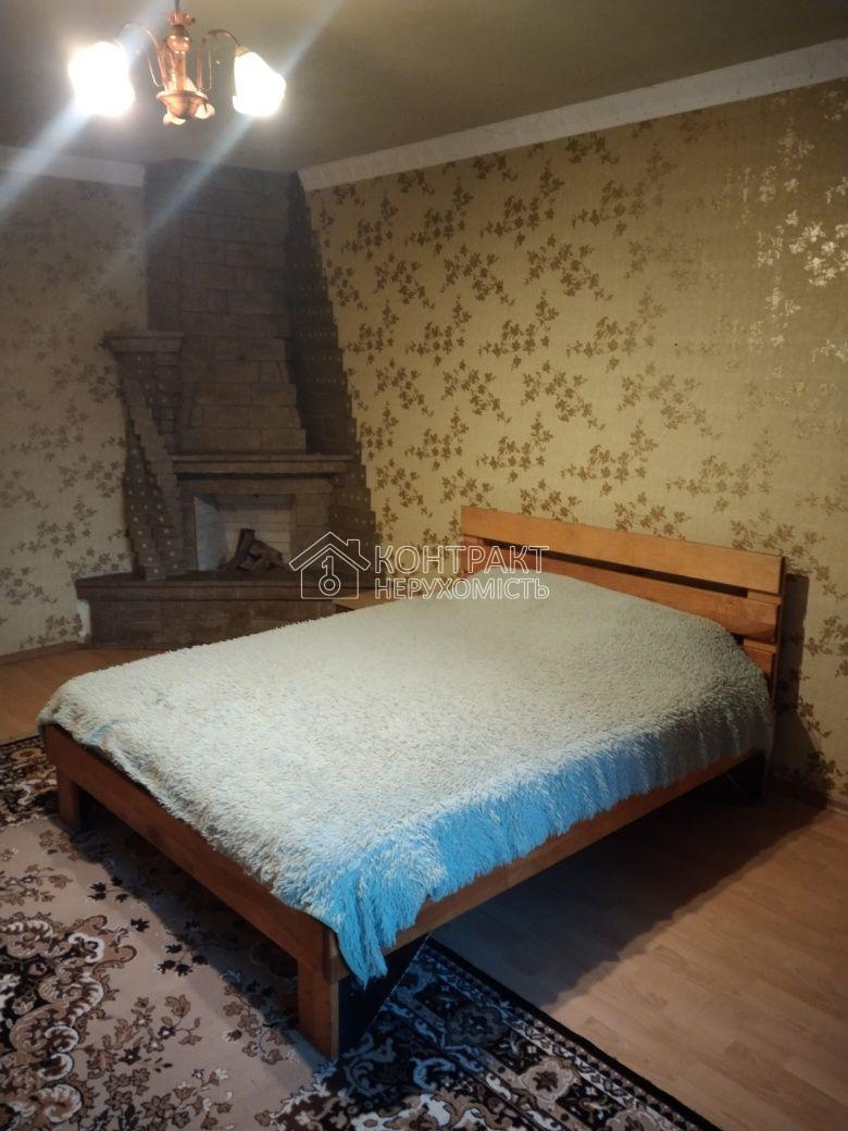 Продам 4-х кімнатну квартиру в центрі з гаражем у дворі