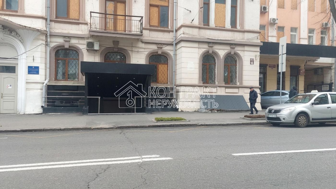 Оренда фасадного приміщення 180 м² у центрі