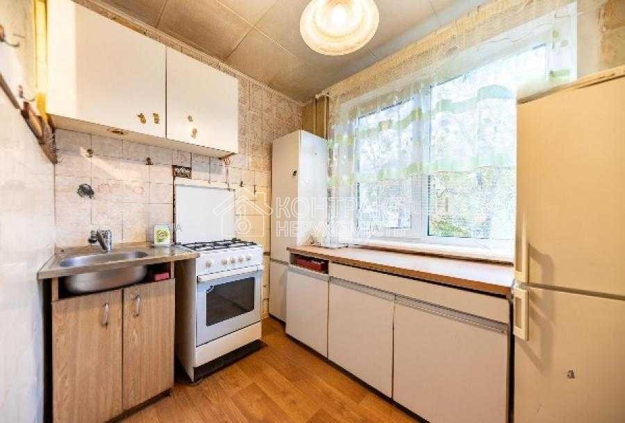 Продам 2 к.квартиру на пр. Науки, недорого.