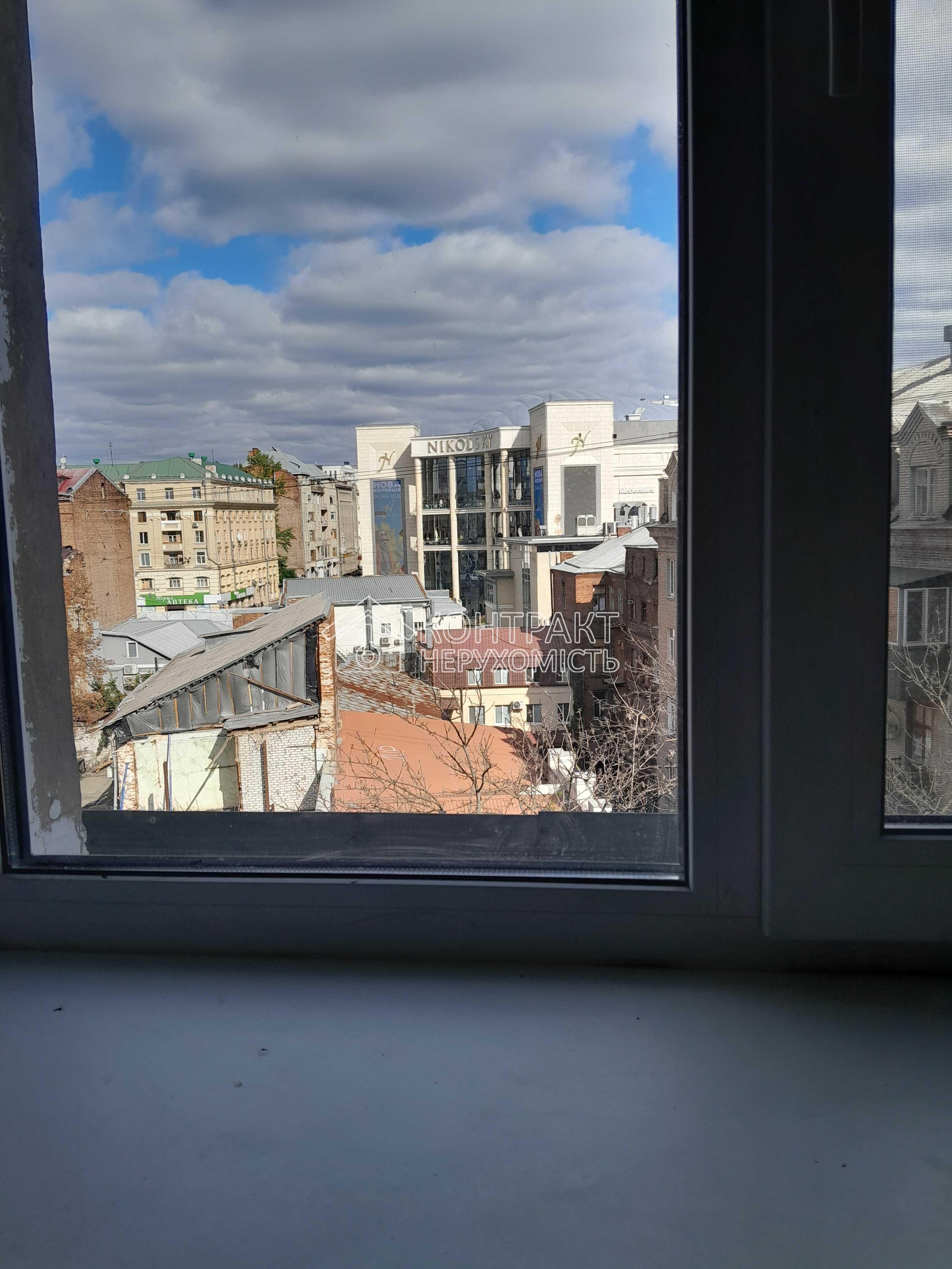 Продам простору 3-кімнатну квартиру у самому серці міста — всього 1 хвилина пішки до метро “Площа Конституції”!