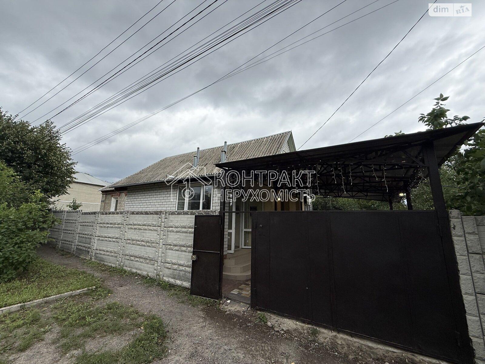 Продаж 2 эт. дома с верандой и участком на 4.5 сотки, 242 кв. м, 8 комнат, на ул. Хозяйственная .
