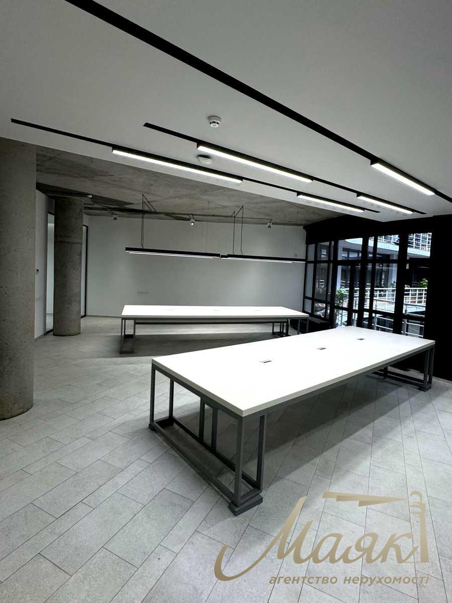 Modern office space (180 m²) for rent in the "Volna" Business Center, 36D Konovaltsa St.