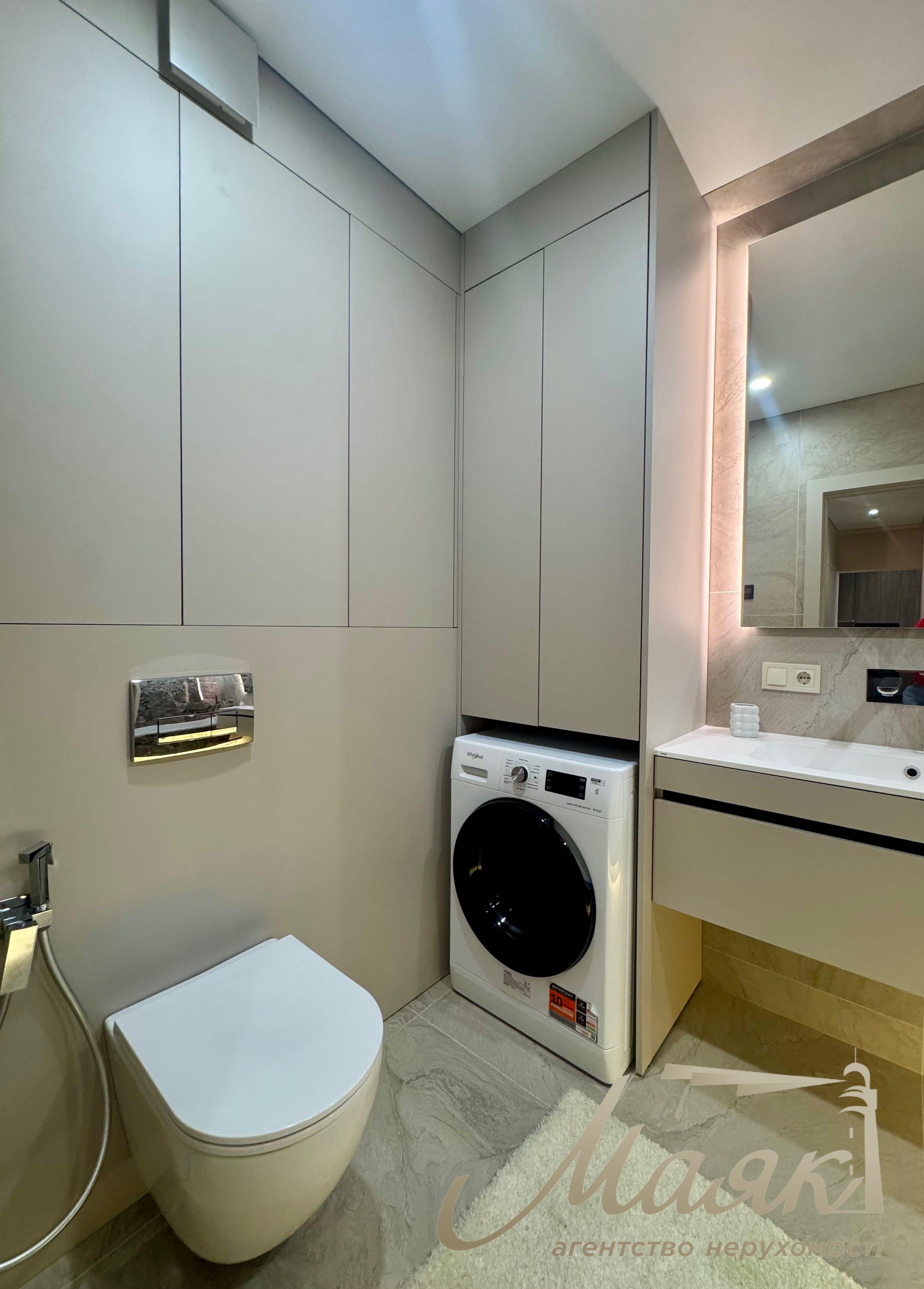 Modern 3-room apartment with designer renovations for sale in the “New England” residential complex, Holosiivskyi District
