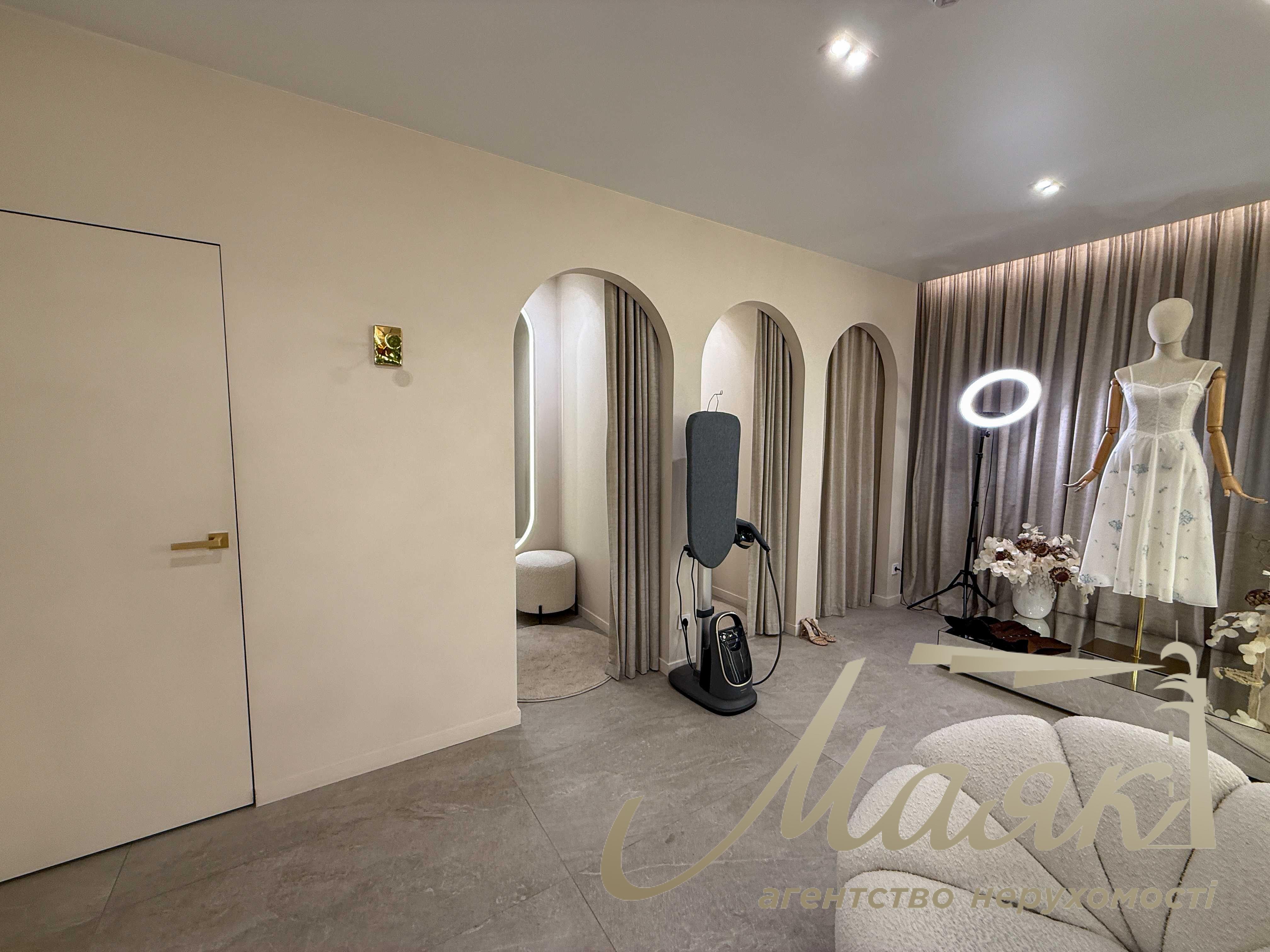 Оренда фасадного комерційного приміщення 86,6 м², район Французького кварталу