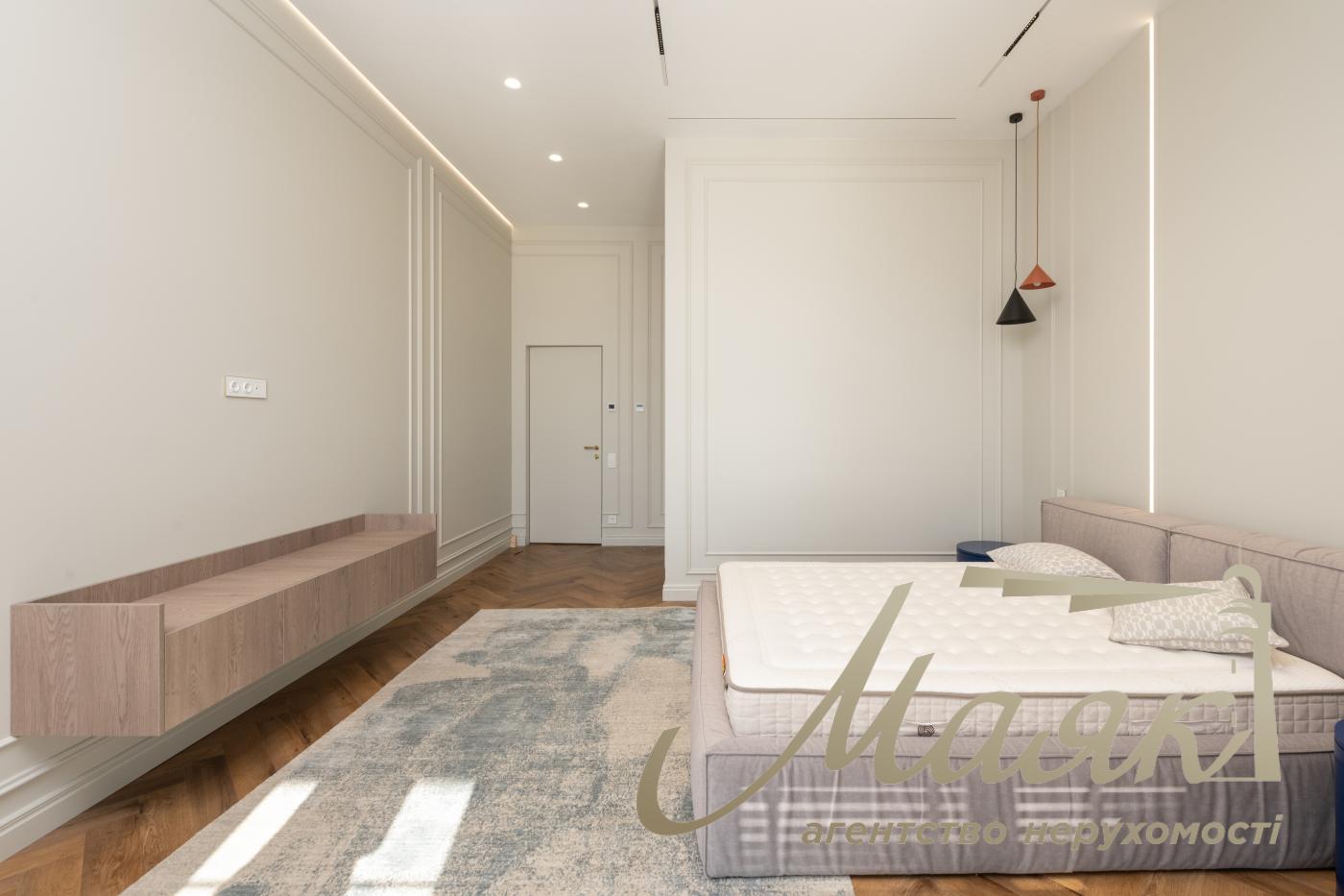 Продаж будинку площею 450 м² з басейном та гостьовим будинком у житловому комплексі «Хутір Ясний», Лесники