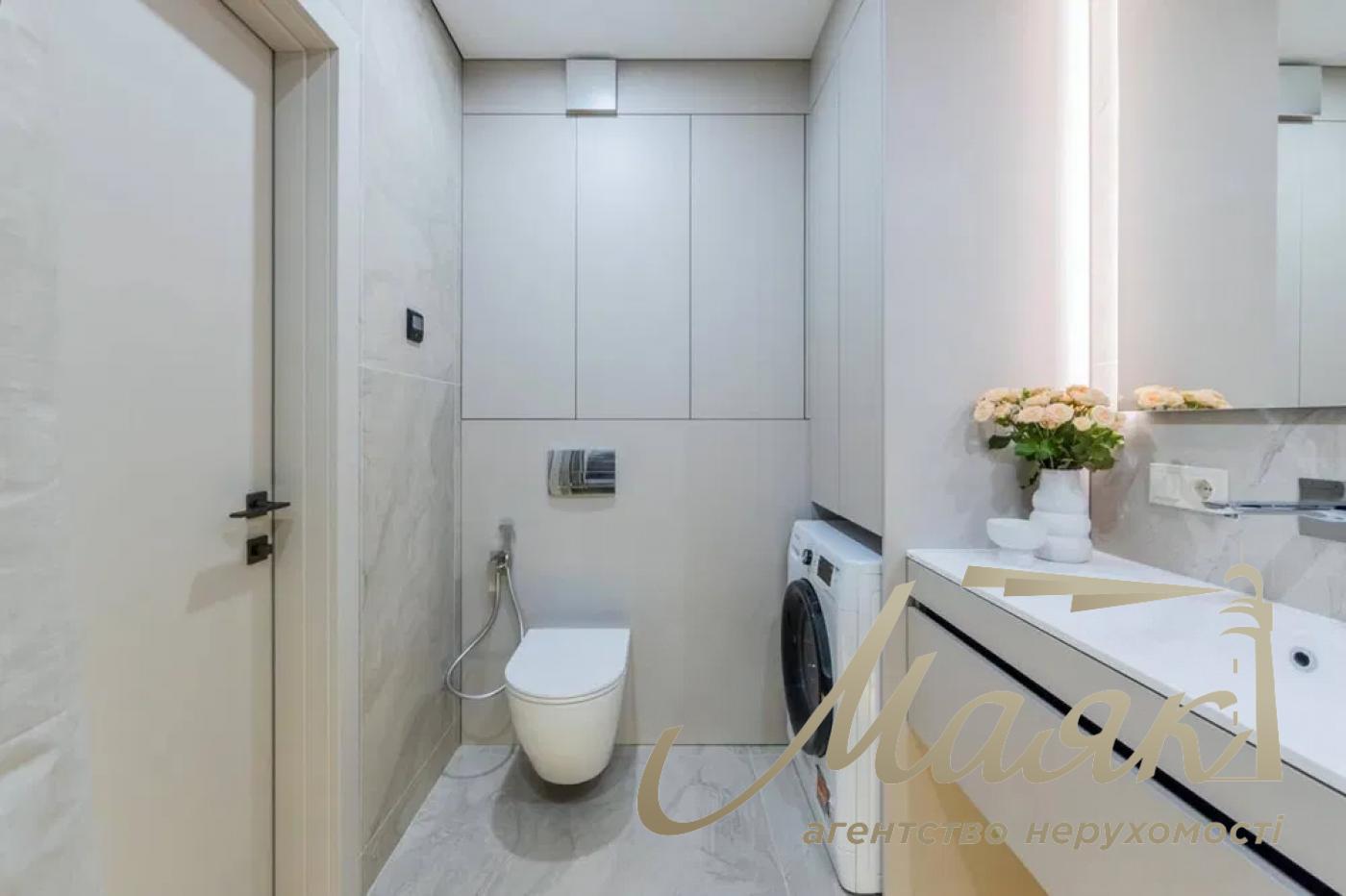 For sale 3-bedroom apartment in LCD "New England", Maksimovicha str.