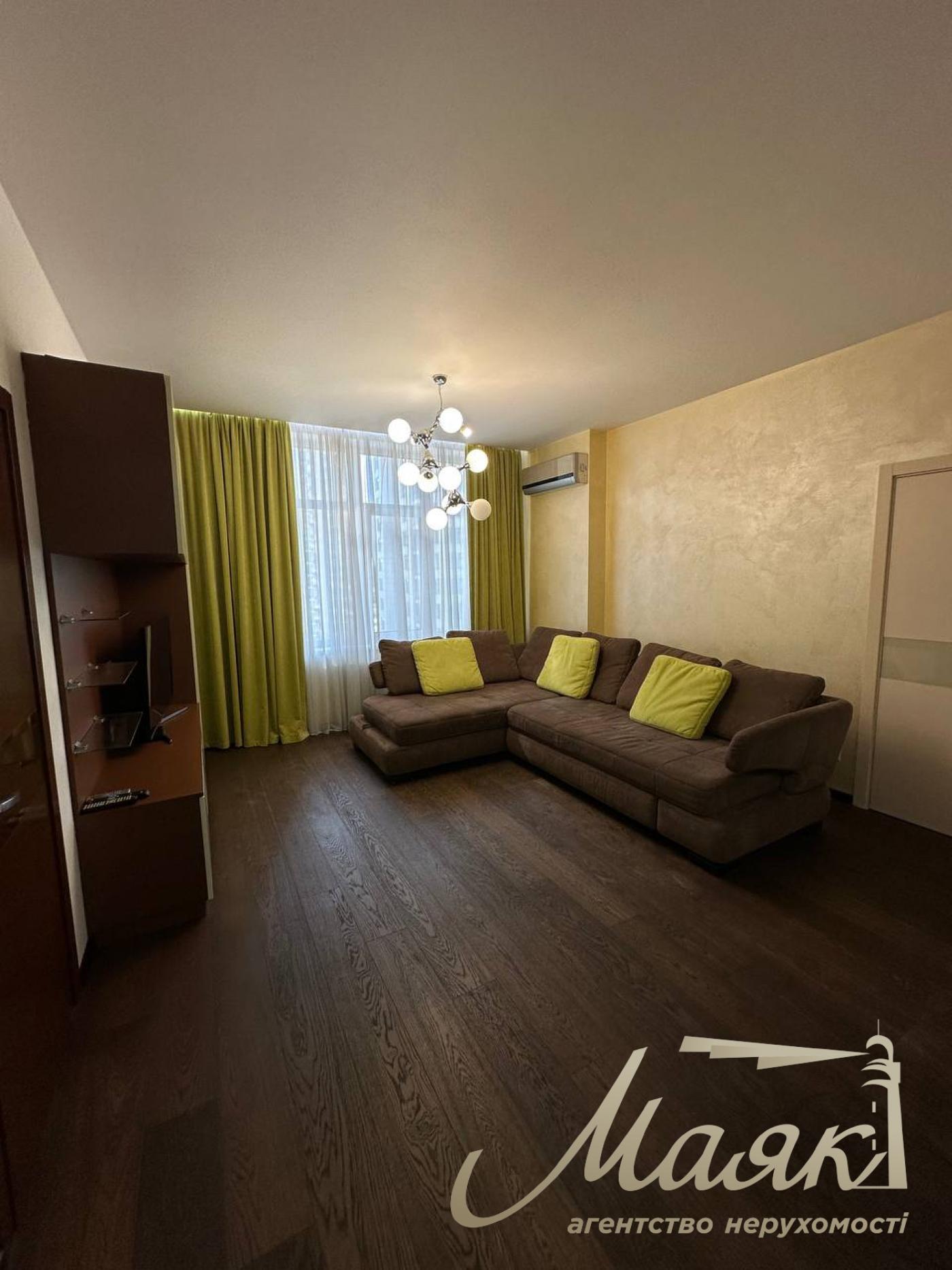 Rent a three-bedroom apartment in the Novopecherskie Lipki residential complex, Verkholyad
