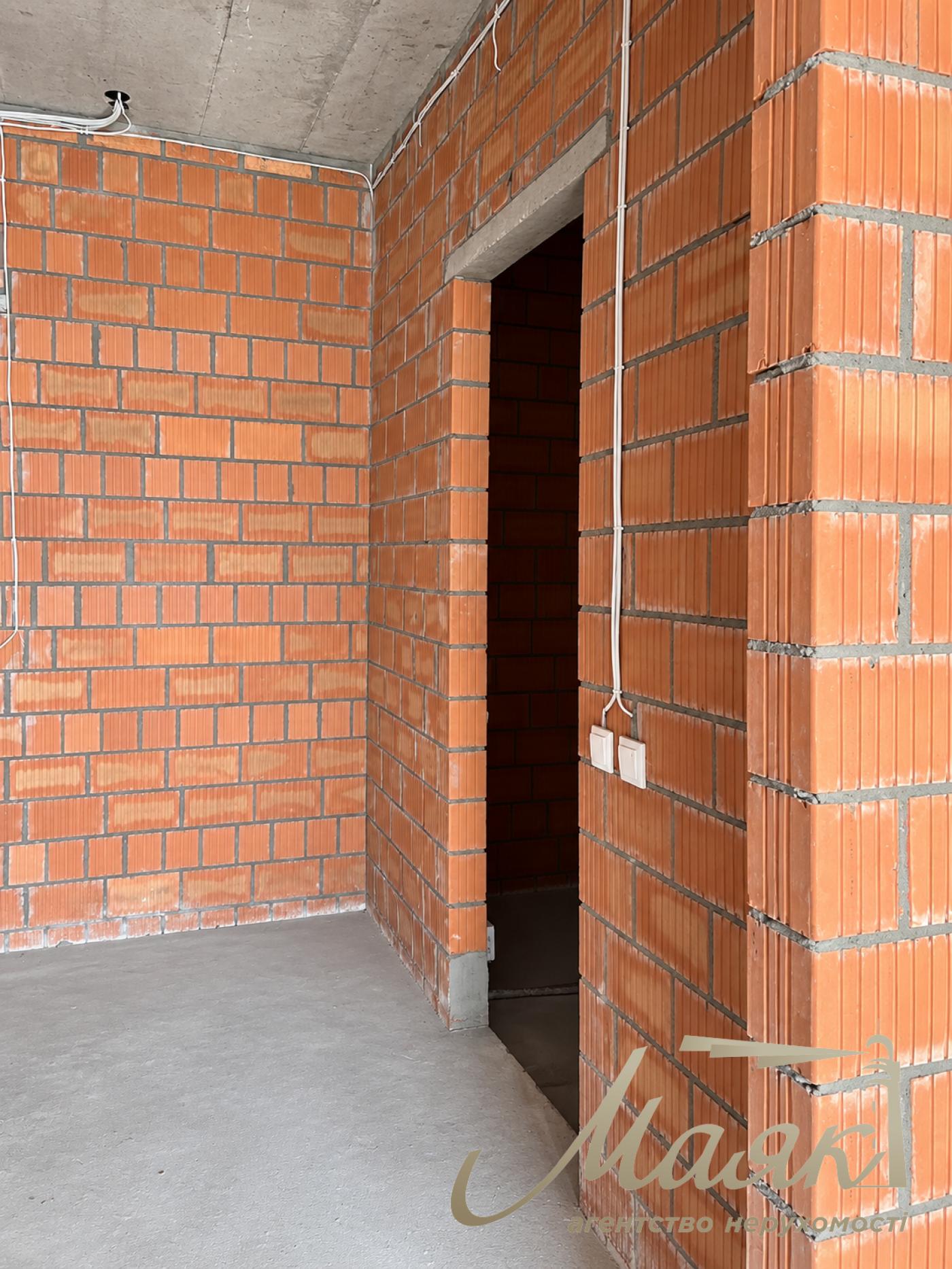 Продаж 1-кімнатної квартири площею 54 м² у ЖК «Французький квартал 2», вул. Предславинська, Печерськ, Київ. Вид на фонтан і Тріумфальну арку.