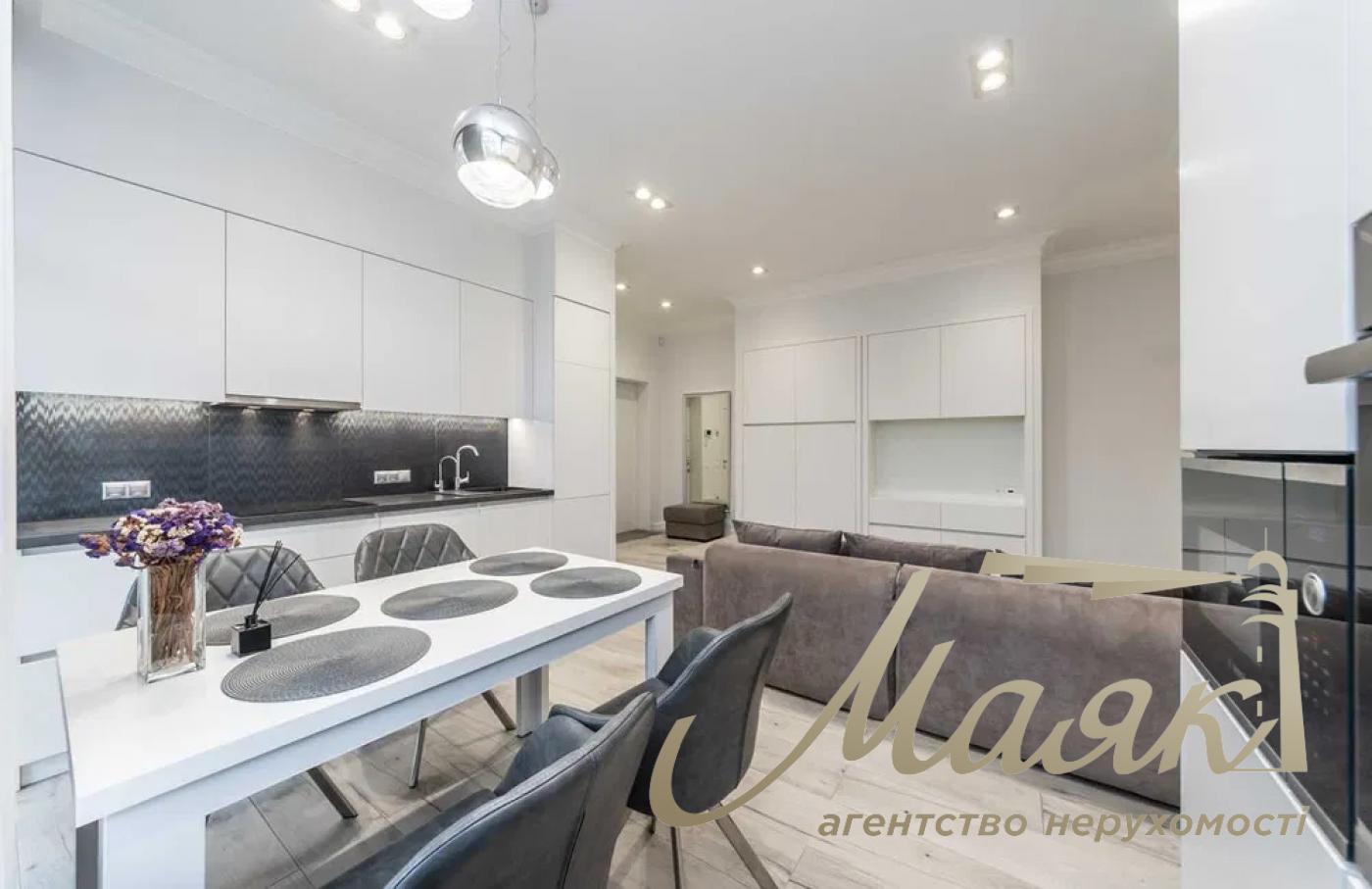Sale of 3-room apartment on Sichovykh Striltsiv Street, Lvivska Square.