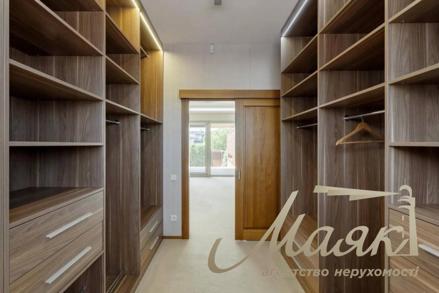 Продаж будинку площею 300 м² + гостьового будинку площею 110 м² з басейном у с. Старі Безрадичі, Вишгородський район, Київська область