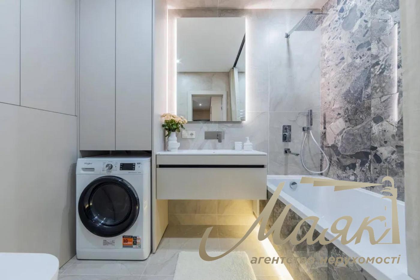 For sale 3-bedroom apartment in LCD "New England", Maksimovicha str.