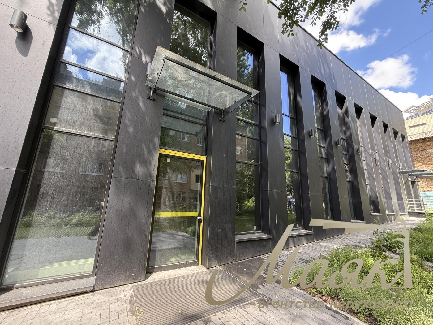 Rent front 110m2 premises LCD Trinity Trinity str. Tyutyunnika, 39/2