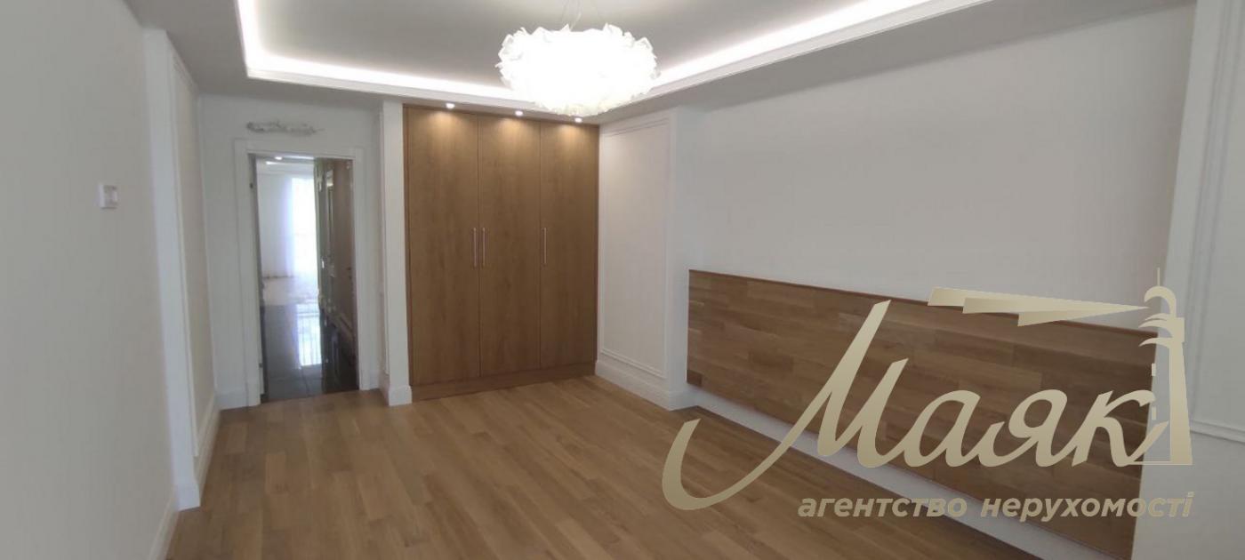 2-bedroom apartment for sale in the Podil Plaza & Residence residential complex, Hlubochitska Street