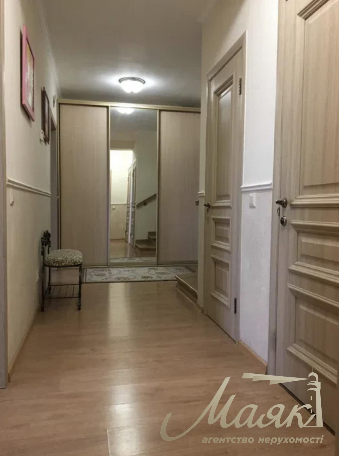 Продається солідний цегляний будинок/котедж площею 215 м² на ділянці площею 17,2 соток у селі Кременіще, Обухівський район, Київська область.