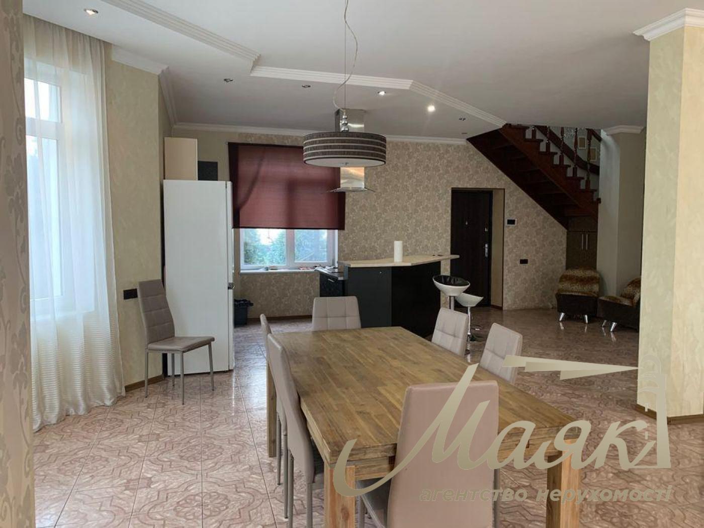 Rent a house 300m2 in the village of Kozin, ulitsa Nova,70