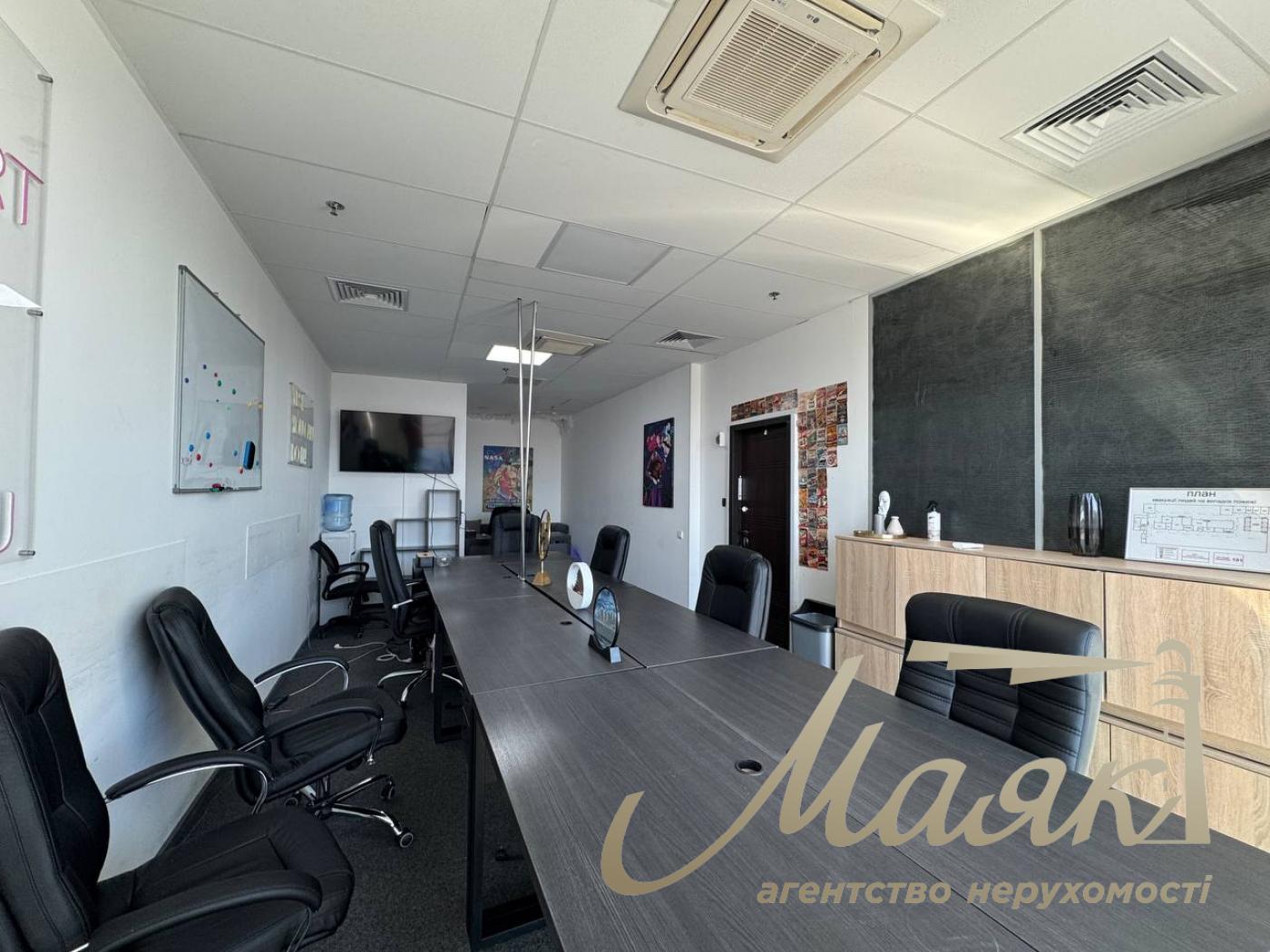 Office space for rent: 972 m² in the business center at 15 Leipzigskaya St., Pechersky District.