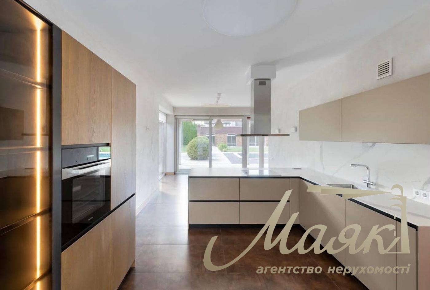 Продаж будинку площею 300 м² + гостьового будинку площею 110 м² з басейном у с. Старі Безрадичі, Вишгородський район, Київська область