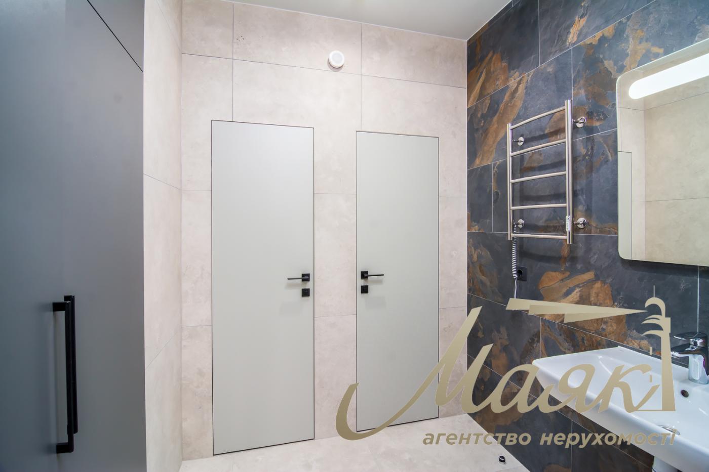 Оренда офісу площею 250 м² у житловому комплексі «Річмонд», вул. Джонна Маккейна, 26, Звіринецька.