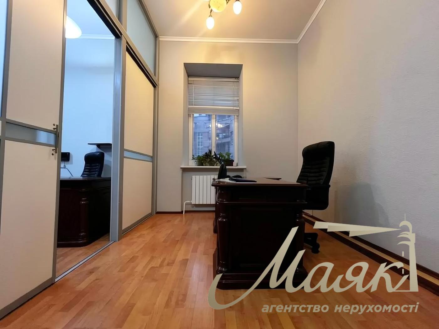 Продаж офісного приміщення площею 196 м² на вул. Великій Житомирській, Шевченківський район, Центр,