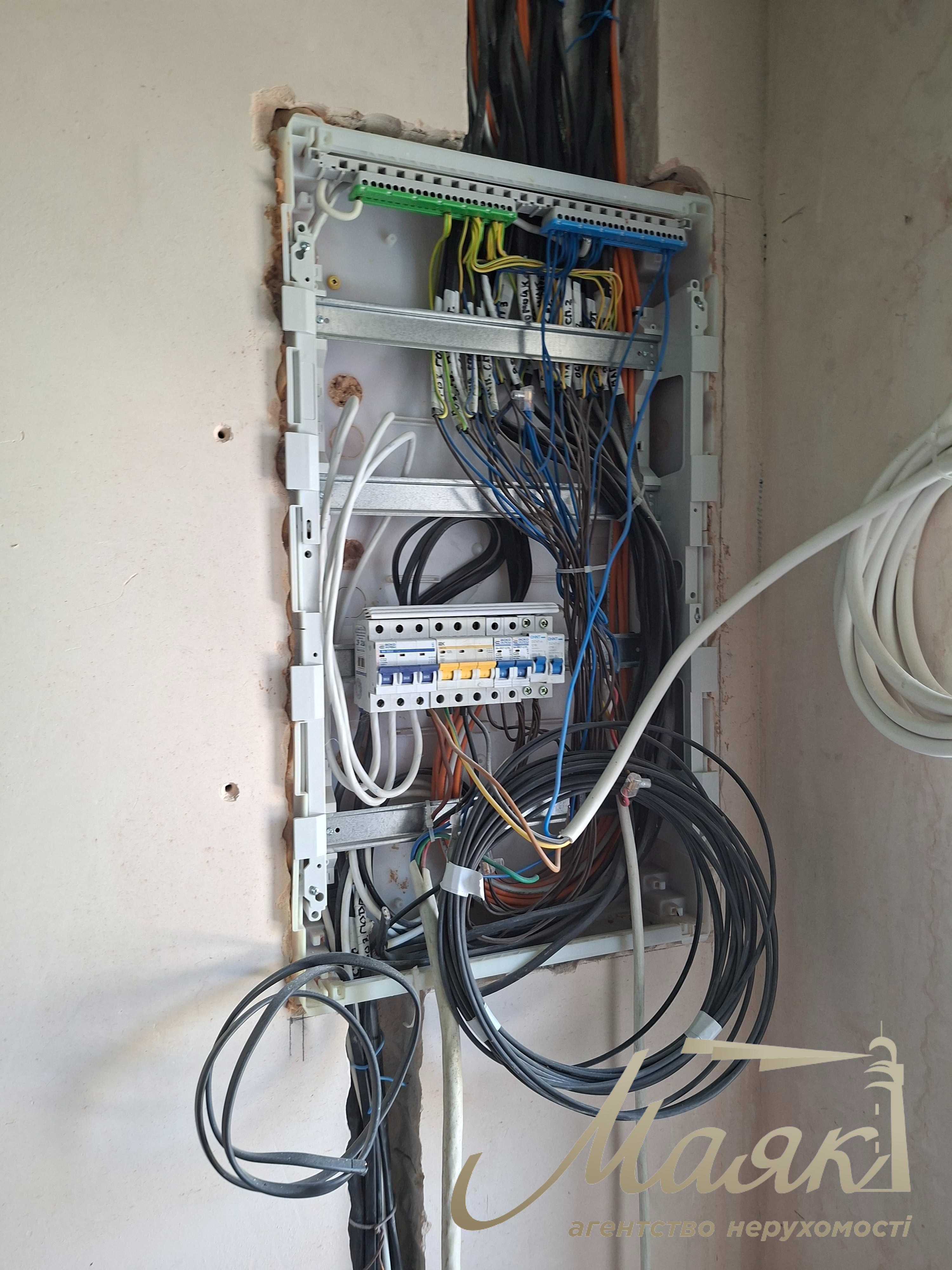 Продаж будинку 392м2 у с.Лісники в закритому КМ "Хутір Ясний", Обухівський напрямок, Київська область.