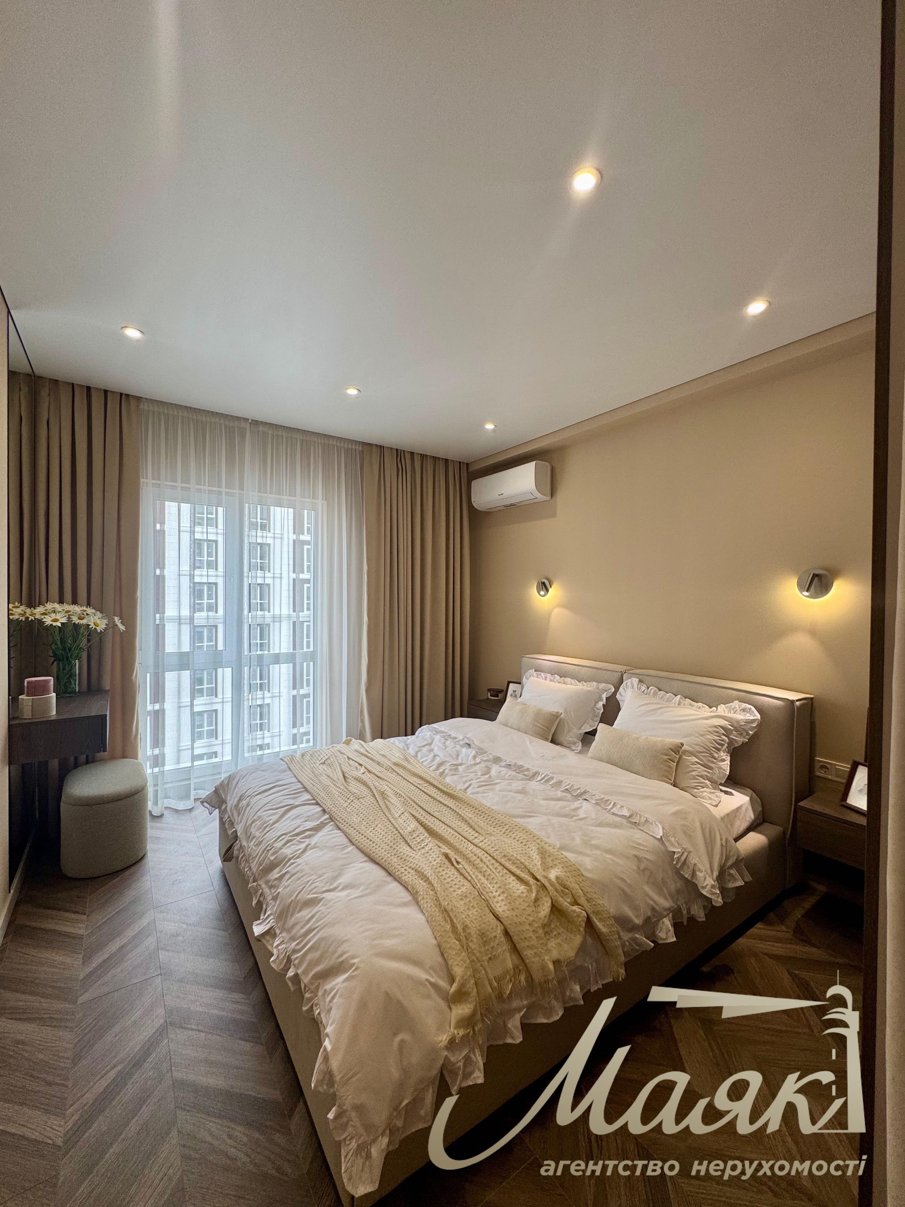 Modern 3-room apartment with designer renovations for sale in the “New England” residential complex, Holosiivskyi District