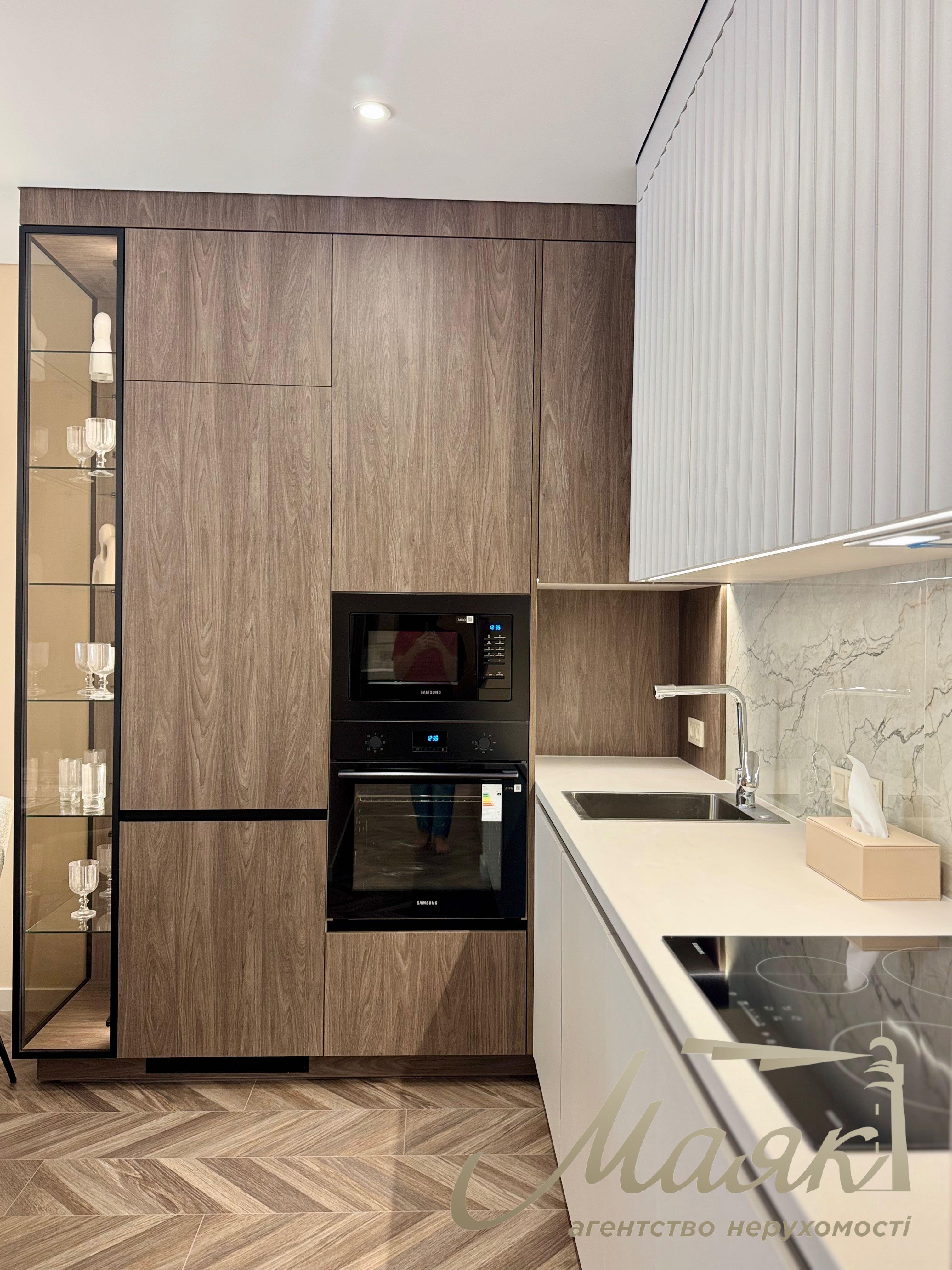 Modern 3-room apartment with designer renovations for sale in the “New England” residential complex, Holosiivskyi District
