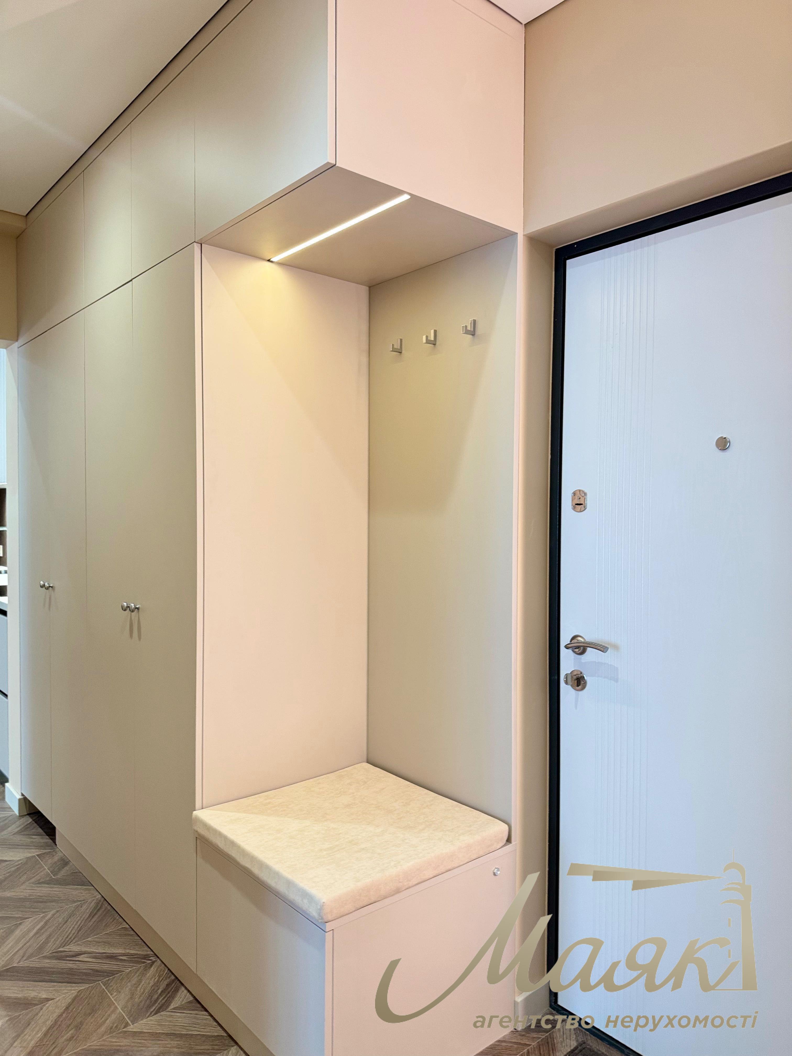 Modern 3-room apartment with designer renovations for sale in the “New England” residential complex, Holosiivskyi District
