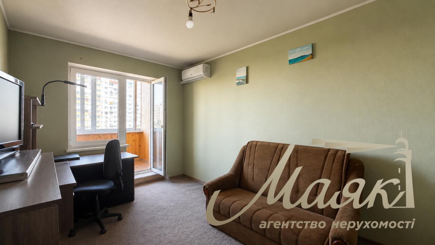 Продаж 1-кімнатної квартири площею 30,2 м² на вул. Рональда Рейгана, 11А, район Троєщина, Київ