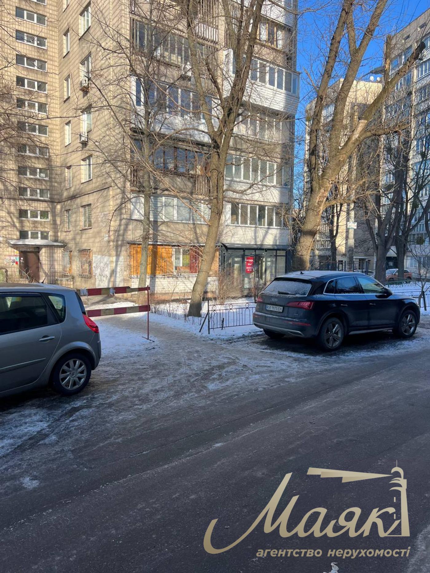 Оренда фасадного приміщення 47,5 м.кв. Севастопольська площа